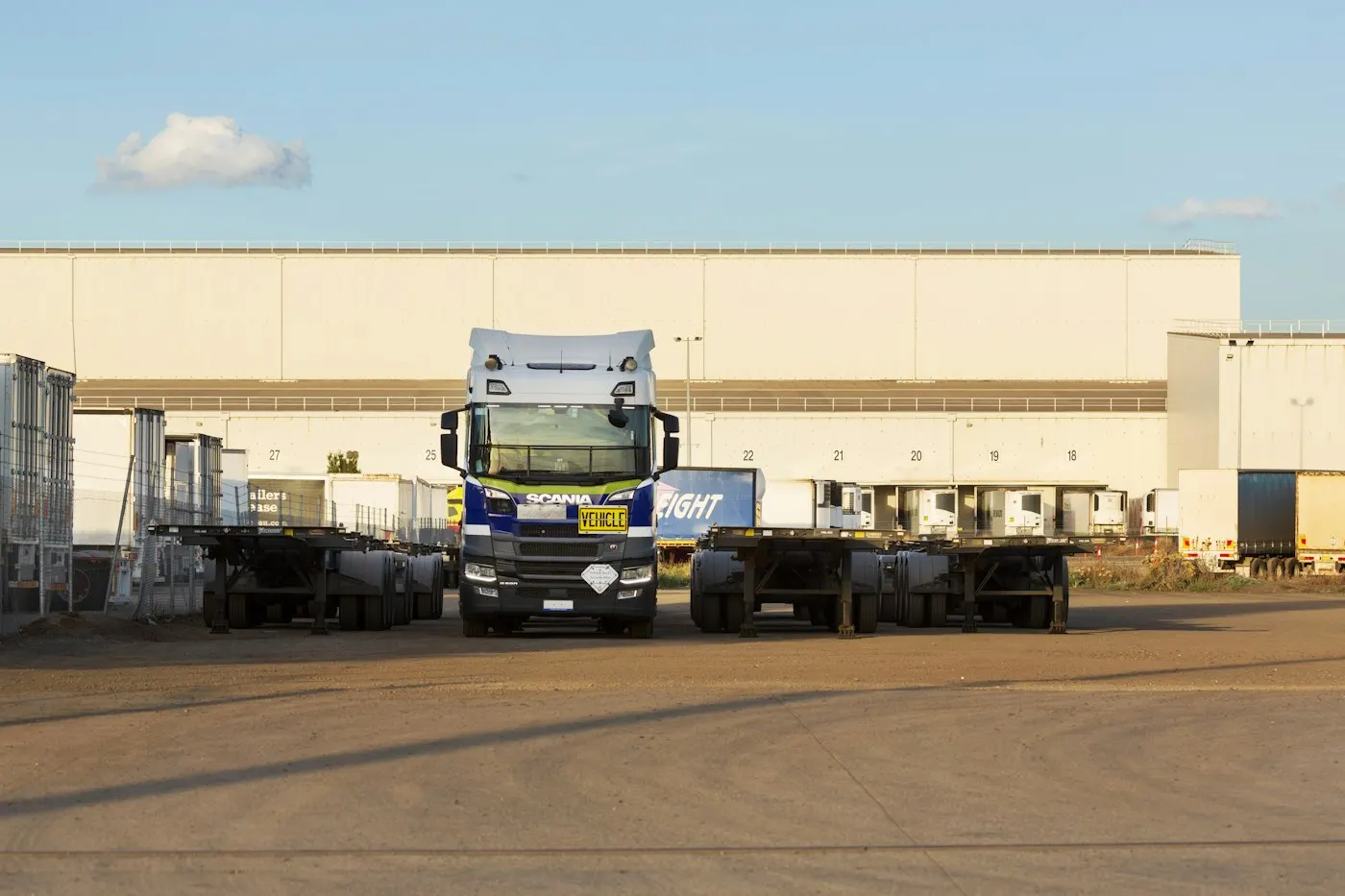 Camion et remorques devant les quais d'un entrepôt