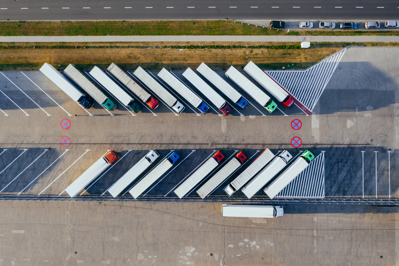 Poids lourds stationnés dans une cour logistique, vus d'en haut