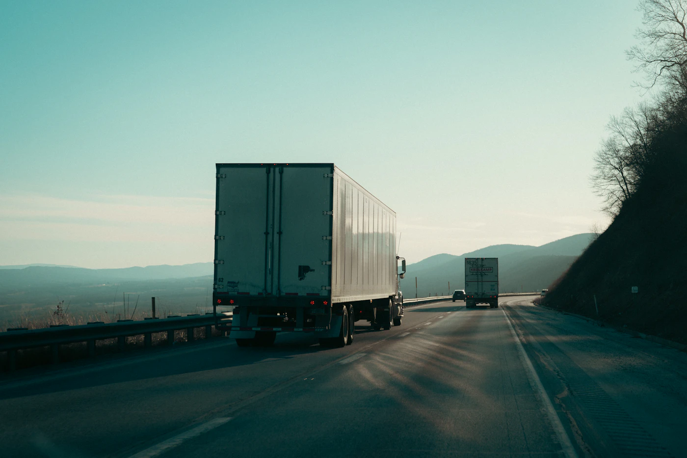 Deux poids lourds circulant sur une route de montagne